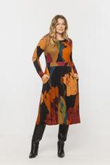 Odcinana w talii dzianinowa sukienka z długim rękawem