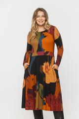 Odcinana w talii dzianinowa sukienka z długim rękawem