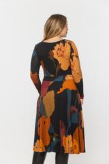 Odcinana w talii dzianinowa sukienka z długim rękawem