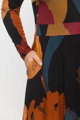 Odcinana w talii dzianinowa sukienka z długim rękawem