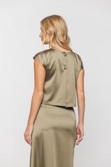 Satynowa bluzka z dekoracyjnym zapięciem z tyłu