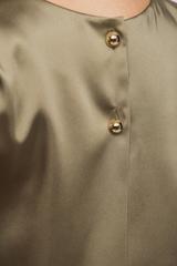 Satynowa bluzka z dekoracyjnym zapięciem z tyłu