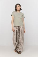 Oliwkowy bawełniany t-shirt z kieszonką