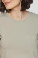 Oliwkowy bawełniany t-shirt z kieszonką