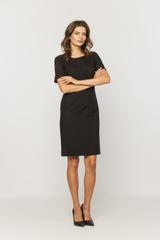 Ołówkowa czarna sukienka z krótkim rękawem w klasycznym wydaniu