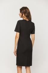 Ołówkowa czarna sukienka z krótkim rękawem w klasycznym wydaniu