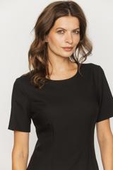 Ołówkowa czarna sukienka z krótkim rękawem w klasycznym wydaniu