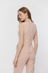 Pastelowa asymetryczna bluzka z ozdobnymi guzikami