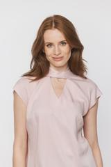 Pastelowa bluzka z w delikatne szare groszki