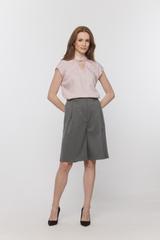 Pastelowa bluzka z w delikatne szare groszki