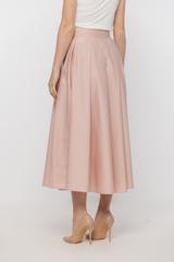 Pastelowo różowa spódnica w wizytowym stylu