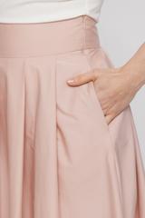 Pastelowo różowa spódnica w wizytowym stylu
