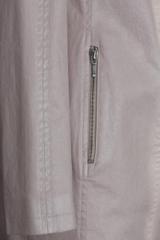 Błyszczący wiosenny płaszcz