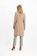 Płaszcz w karmelowym odcieniu