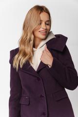 Śliwkowy płaszcz z alpaką i dużym kapturem