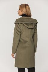 Oliwkowy płaszcz z alpaką i dużym kapturem