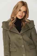 Oliwkowy płaszcz z alpaką i dużym kapturem