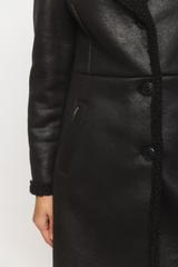 Czarny kożuszek z kołnierzem i zapięciem na guziki