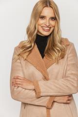 Beżowy kożuszek z kołnierzem i zapięciem na guziki