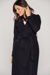 Damski płaszcz w kolorze ciemnego granatu