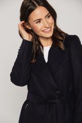 Damski płaszcz w kolorze ciemnego granatu