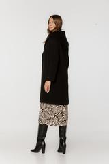 Ocieplany czarny płaszcz z wełną o fakturze jodełki