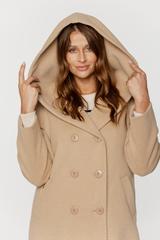 Ocieplany beżowy płaszcz z wełną o fakturze jodełki