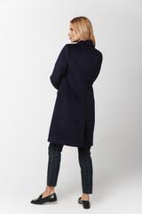 Granatowy wełniany płaszcz w klasycznej formie