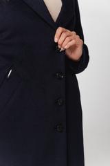 Granatowy wełniany płaszcz w klasycznej formie