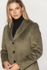 Oliwkowy wełniany płaszcz w klasycznej formie