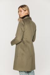 Oliwkowy wełniany płaszcz w klasycznej formie