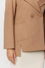 Krótki dwurzędowy płaszcz z wełną i alpaką w odcieniu toffi