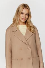 Długi beżowy płaszcz o szerokim prostym kroju