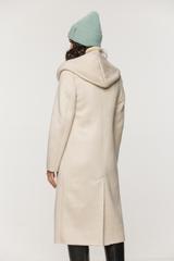 Ponadczasowy długi kożuszek z kapturem w kolorze śmietankowym