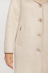Ponadczasowy długi kożuszek z kapturem w kolorze śmietankowym