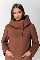 Karmelowy ocieplany płaszcz ze stójką i  kapturem