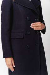 Zimowy granatowy płaszcz z dużym wykładanym kołnierzem