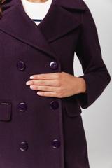 Zimowy śliwkowy płaszcz z dużym wykładanym kołnierzem