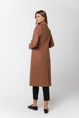 Zimowy karmelowy płaszcz z dużym wykładanym kołnierzem