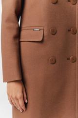 Zimowy karmelowy płaszcz z dużym wykładanym kołnierzem