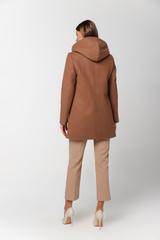 Krótki karmelowy płaszcz z kapturem i kieszeniami