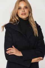 Krótki granatowy płaszcz z kapturem i kieszeniami