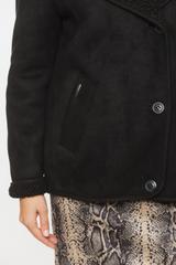 Czarny krótki kożuszek z wykładanym kołnierzem