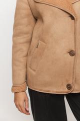 Beżowy krótki kożuszek z wykładanym kołnierzem