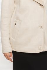 Śmietankowy krótki kożuszek z wykładanym kołnierzem