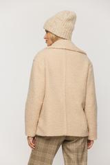 Waniliowy modny płaszczyk damski typu miś