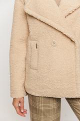 Waniliowy modny płaszczyk damski typu miś