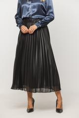 Plisowana czarna spódnica z błyszczącej tkaniny