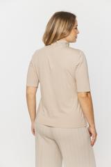 Półgolf z beżowej jednolitej dzianiny wiskozowej