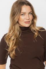 Półgolf z brązowej jednolitej dzianiny wiskozowej